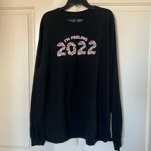 Taylor Swift, black long sleeve shirt